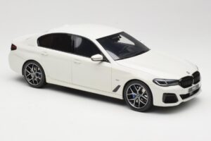 BMW 545e xDrive M-Sport G30 Biely GT Spirit 1:18 GT496 Živica – obrázok 4 z 6