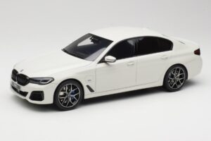 BMW 545e xDrive M-Sport G30 Biely GT Spirit 1:18 GT496 Živica