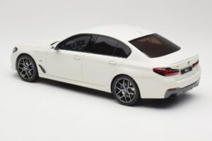 BMW 545e xDrive M-Sport G30 Biely GT Spirit 1:18 GT496 Živica – obrázok 5 z 6