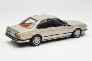 BMW 635 CSi E24 Bronzit Beige Metallic AUTOart 1:18 70523 Kov – obrázok 3 z 8