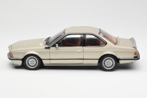 BMW 635 CSi E24 Bronzit Beige Metallic AUTOart 1:18 70523 Kov – obrázok 4 z 8