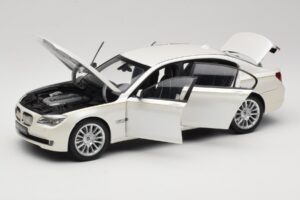 BMW 7 Series F02 760Li Brilliant White Kyosho 1:18 08783BRW Kov – obrázok 2 z 8