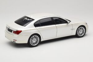 BMW 7 Series F02 760Li Brilliant White Kyosho 1:18 08783BRW Kov – obrázok 3 z 8