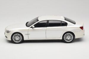 BMW 7 Series F02 760Li Brilliant White Kyosho 1:18 08783BRW Kov – obrázok 4 z 8