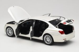 BMW 7 Series F02 760Li Brilliant White Kyosho 1:18 08783BRW Kov – obrázok 5 z 8