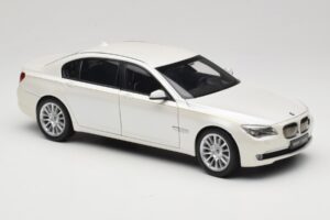 BMW 7 Series F02 760Li Brilliant White Kyosho 1:18 08783BRW Kov – obrázok 6 z 8