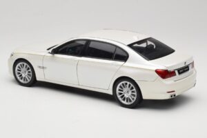BMW 7 Series F02 760Li Brilliant White Kyosho 1:18 08783BRW Kov – obrázok 7 z 8