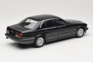 BMW 730i E32 Black Metallic Minichamps 1:18 100023002 Kov – obrázok 3 z 8