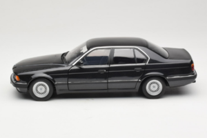 BMW 730i E32 Black Metallic Minichamps 1:18 100023002 Kov – obrázok 4 z 8
