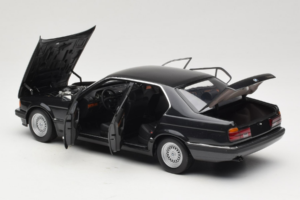 BMW 730i E32 Black Metallic Minichamps 1:18 100023002 Kov – obrázok 5 z 8