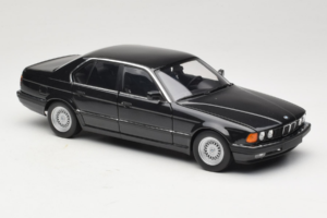 BMW 730i E32 Black Metallic Minichamps 1:18 100023002 Kov – obrázok 6 z 8