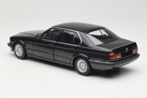 BMW 730i E32 Black Metallic Minichamps 1:18 100023002 Kov – obrázok 7 z 8