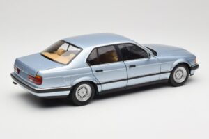 BMW 730i E32 Svetlomodrý Metallic Minichamps 1:18 100023008 Kov – obrázok 3 z 8