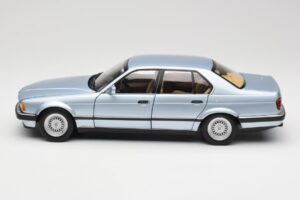 BMW 730i E32 Svetlomodrý Metallic Minichamps 1:18 100023008 Kov – obrázok 4 z 8