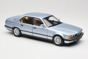 BMW 730i E32 Svetlomodrý Metallic Minichamps 1:18 100023008 Kov – obrázok 6 z 8