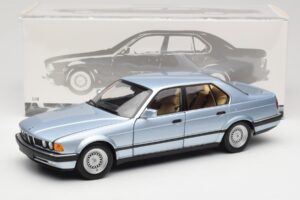 BMW 730i E32 Svetlomodrý Metallic Minichamps 1:18 100023008 Kov – obrázok 8 z 8