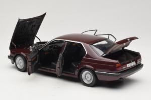 BMW 730i E32 Red Metallic Minichamps 1:18 100023001 Kov – obrázok 5 z 8