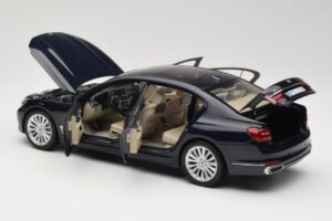 BMW 750Li F02 Imperial Blue Paragon 1:18 80432405586 Kov – obrázok 5 z 8