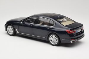 BMW 750Li F02 Imperial Blue Paragon 1:18 80432405586 Kov – obrázok 7 z 8
