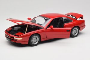 BMW 850Ci E31 Brilliant Red Revell 1:18 8827 Kov – obrázok 2 z 8