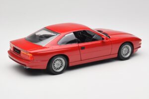 BMW 850Ci E31 Brilliant Red Revell 1:18 8827 Kov – obrázok 3 z 8