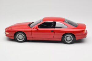 BMW 850Ci E31 Brilliant Red Revell 1:18 8827 Kov – obrázok 4 z 8