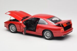 BMW 850Ci E31 Brilliant Red Revell 1:18 8827 Kov – obrázok 5 z 8