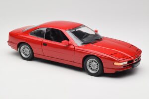 BMW 850Ci E31 Brilliant Red Revell 1:18 8827 Kov – obrázok 6 z 8