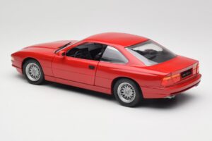 BMW 850Ci E31 Brilliant Red Revell 1:18 8827 Kov – obrázok 7 z 8