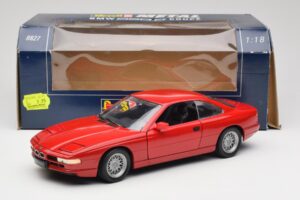 BMW 850Ci E31 Brilliant Red Revell 1:18 8827 Kov – obrázok 8 z 8