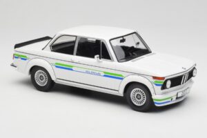 BMW Alpina 2002 E10 Turbo Biely MCG 1:18 MCG18409-R Kov – obrázok 4 z 6
