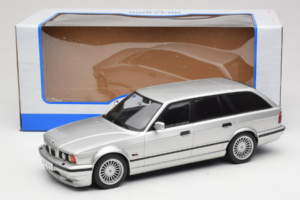 BMW Alpina B10 E34 4.6 Touring Strieborný MCG 1:18 MCG18332MCW Kov – obrázok 6 z 6
