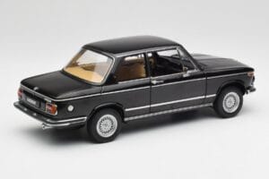 BMW 2002 L E10 Čierny AUTOart 1:18 70603 Kov – obrázok 3 z 8