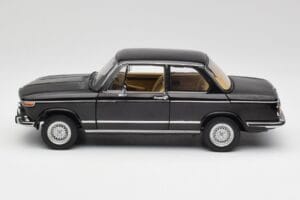 BMW 2002 L E10 Čierny AUTOart 1:18 70603 Kov – obrázok 4 z 8