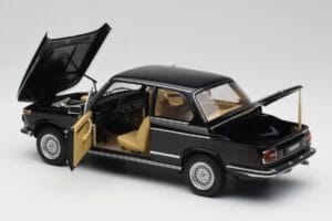 BMW 2002 L E10 Čierny AUTOart 1:18 70603 Kov – obrázok 5 z 8