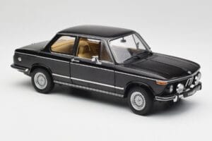 BMW 2002 L E10 Čierny AUTOart 1:18 70603 Kov – obrázok 6 z 8