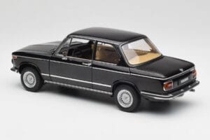 BMW 2002 L E10 Čierny AUTOart 1:18 70603 Kov – obrázok 7 z 8