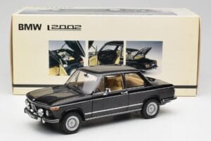 BMW 2002 L E10 Čierny AUTOart 1:18 70603 Kov – obrázok 8 z 8