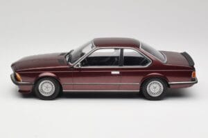 BMW 635 CSi E24 Karmesinrot Metallic Minichamps 1:18 155028105 Kov – obrázok 3 z 6