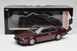 BMW 635 CSi E24 Karmesinrot Metallic Minichamps 1:18 155028105 Kov – obrázok 6 z 6