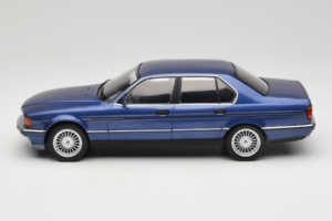 BMW Alpina B11 E32 3.5 Metallic Blue MCG 1:18 MCG18232 Kov – obrázok 3 z 6