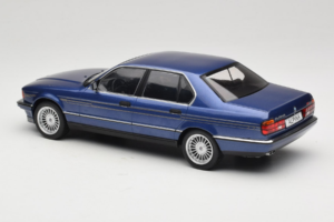 BMW Alpina B11 E32 3.5 Metallic Blue MCG 1:18 MCG18232 Kov – obrázok 5 z 6