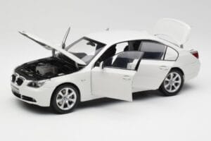 BMW E60 545i Alpine Biely Kyosho 1:18 08591W Kov – obrázok 2 z 8