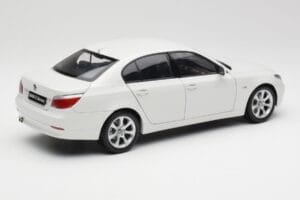 BMW E60 545i Alpine Biely Kyosho 1:18 08591W Kov – obrázok 3 z 8
