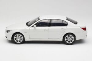 BMW E60 545i Alpine Biely Kyosho 1:18 08591W Kov – obrázok 4 z 8