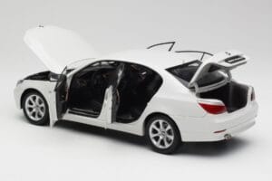 BMW E60 545i Alpine Biely Kyosho 1:18 08591W Kov – obrázok 5 z 8