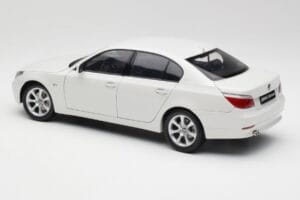BMW E60 545i Alpine Biely Kyosho 1:18 08591W Kov – obrázok 7 z 8