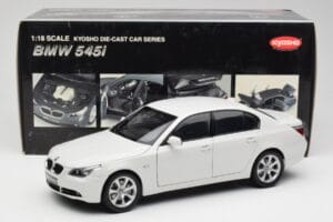 BMW E60 545i Alpine Biely Kyosho 1:18 08591W Kov – obrázok 8 z 8