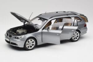 BMW 545i E61 Touring Svetlošedý Kyosho 1:18 80430308414 Kov – obrázok 2 z 8