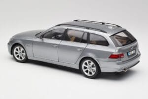 BMW 545i E61 Touring Svetlošedý Kyosho 1:18 80430308414 Kov – obrázok 7 z 8